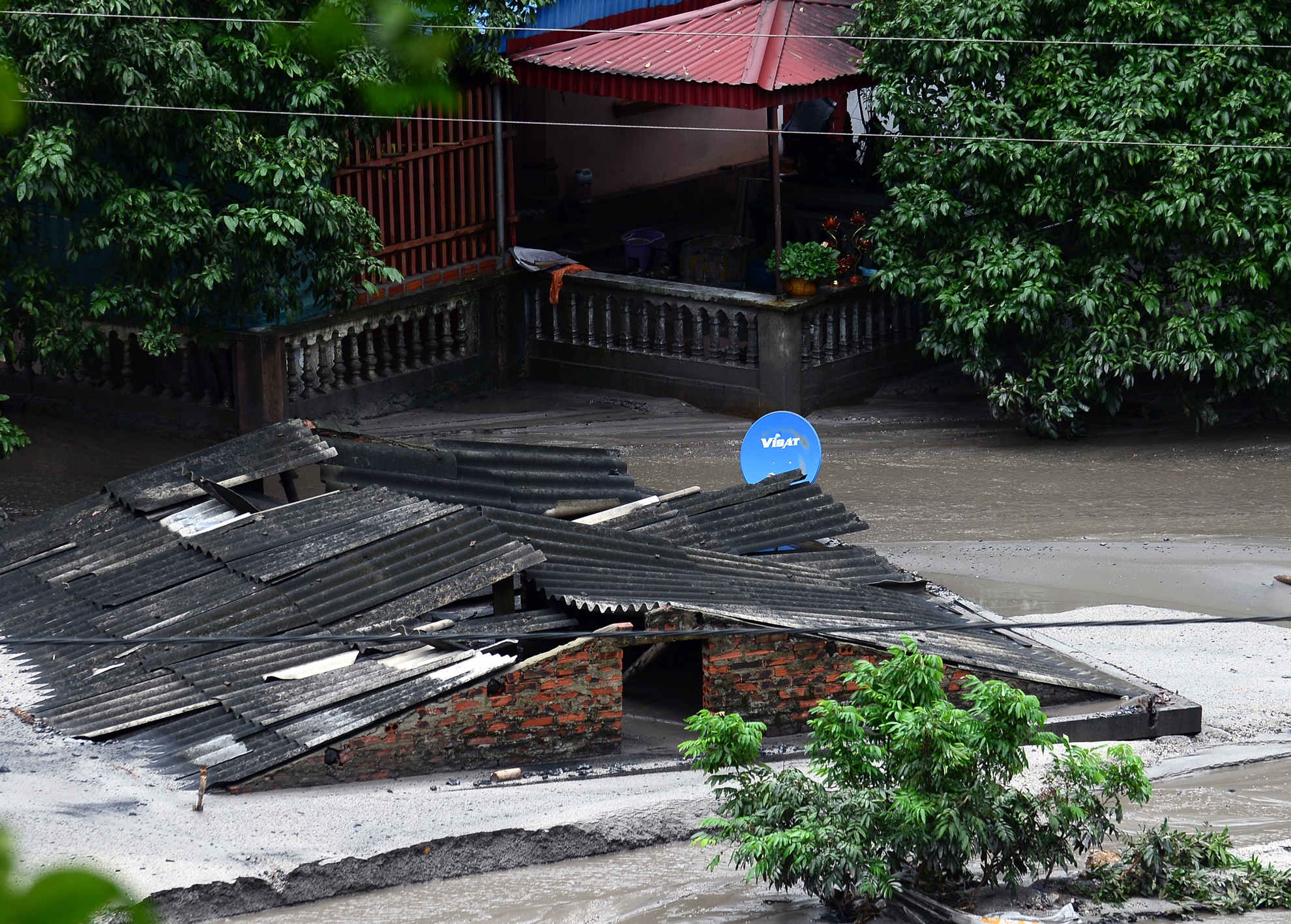 Toan canh lu bun o Mong Duong nhin tu tren cao hinh anh