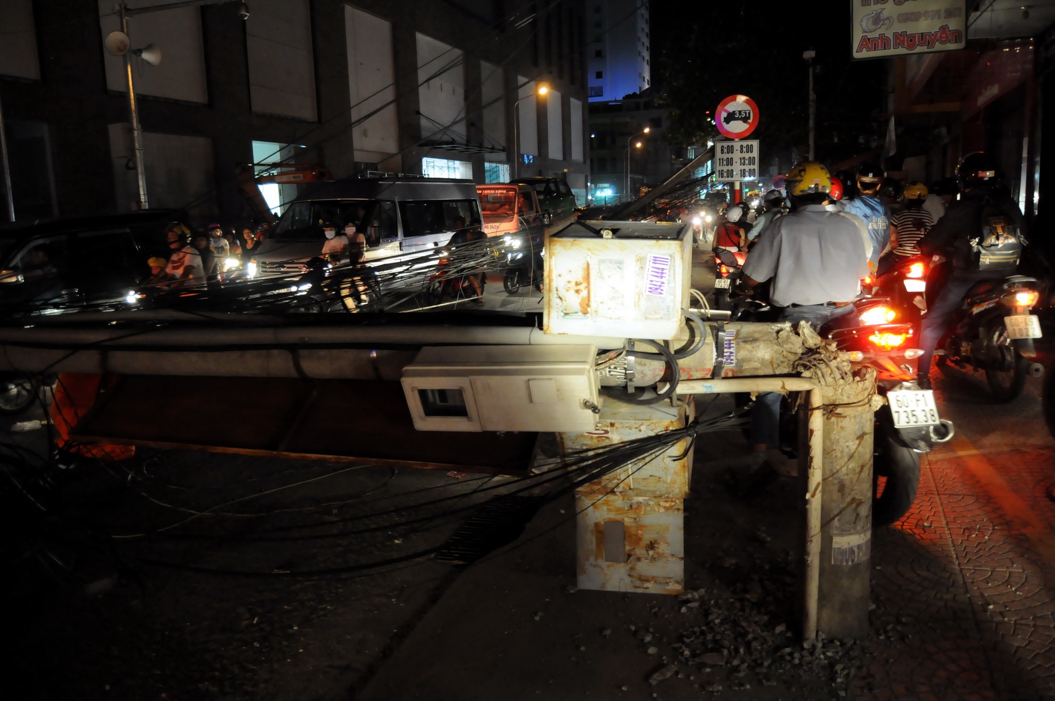 Xe ben keo do 4 tru dien, hang tram ho dan mat dien hinh anh