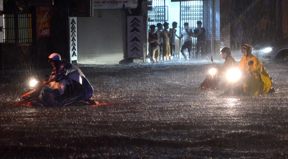 Ha Noi thanh 'song', oto tao song danh bat xe may hinh anh