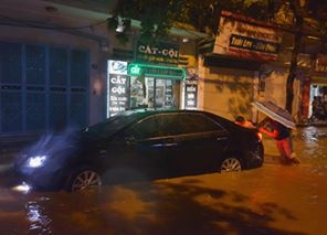 Pho Doi Can chim sau trong nuoc hinh anh