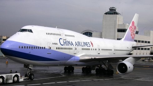 Xe cho bang chuyen hanh ly dung mop may bay hinh anh