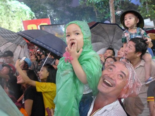 Nguoi Ha Noi doi mua xem ban phao hoa hinh anh