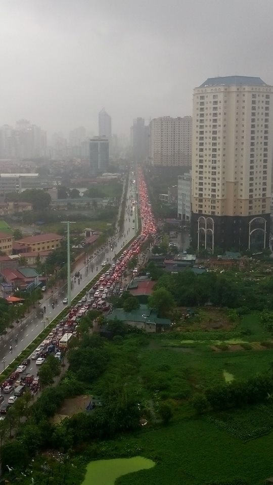 Đường Tố Hữu sáng 8/9 với đoàn ô tô dài cả km đỏ đèn phanh. Ảnh: Đỗ Kiên/otofun.