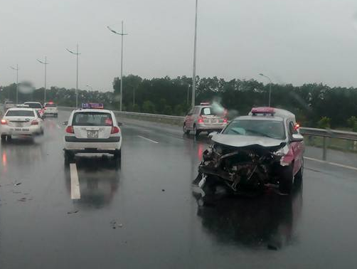 Taxi chay qua toc do trong mua sang 8/9 hinh anh