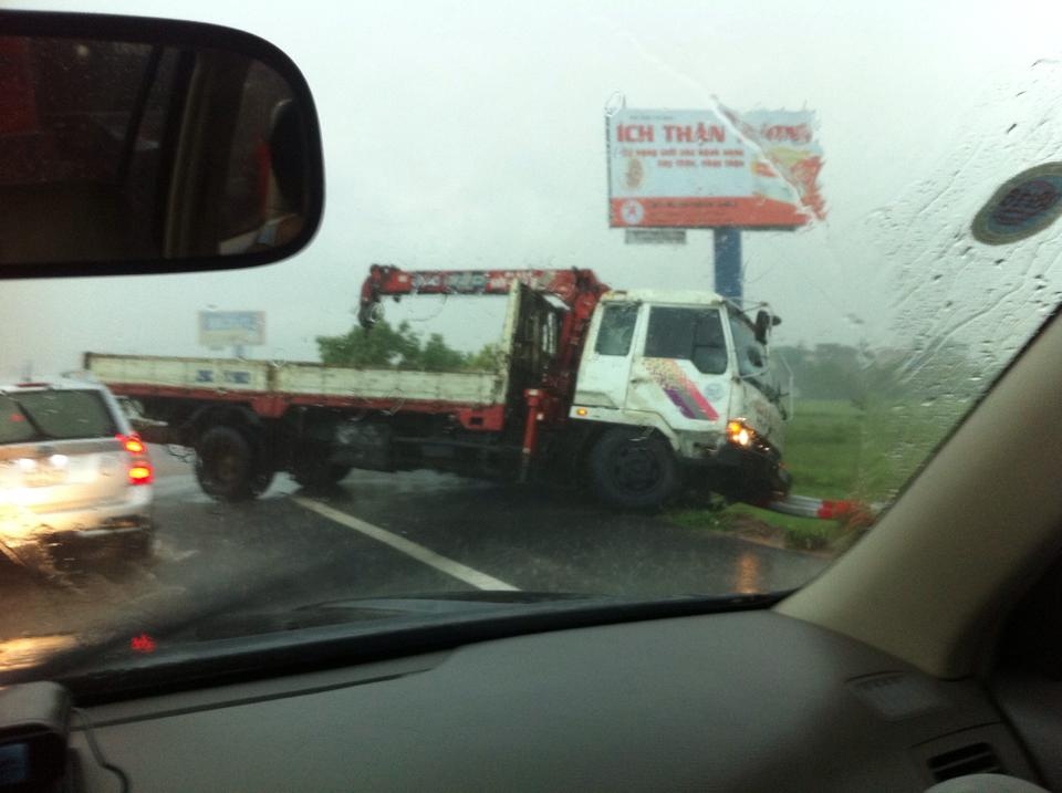 Nhieu oto gap nan trong mua lon hinh anh