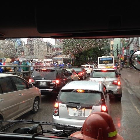 Dốc Văn Cao - HHT nửa tiếng đi được 20m. Tắc quá