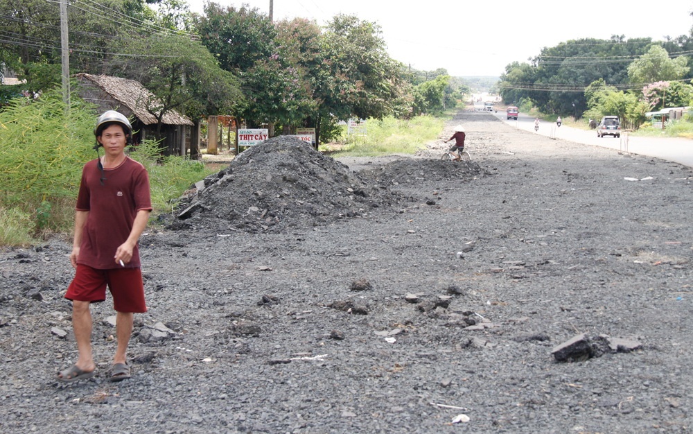 Quoc lo 13 nat nhu ao va: dan than khoc, dia phuong be tac hinh anh