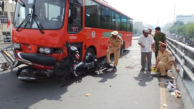 Nan nhan roi tu cau vuot xuong dat: lan can qua thap? hinh anh