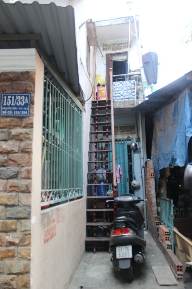 Căn nhà với chiếc cầu thang lộ thiên của bà Tánh.