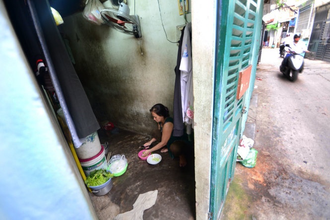 Vợ ông Trần Văn Đỏ xoay xở trong căn nhà nhỏ hình tam giác tại số 56/69 đường Thích Quảng Đức, quận Phú Nhuận.