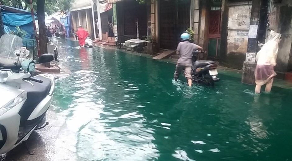 Nuoc ngap chuyen mau xanh, canh sat vao cuoc hinh anh