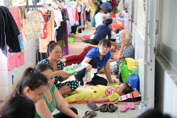 Tre o at nhap vien, nam tran hanh lang benh vien hinh anh