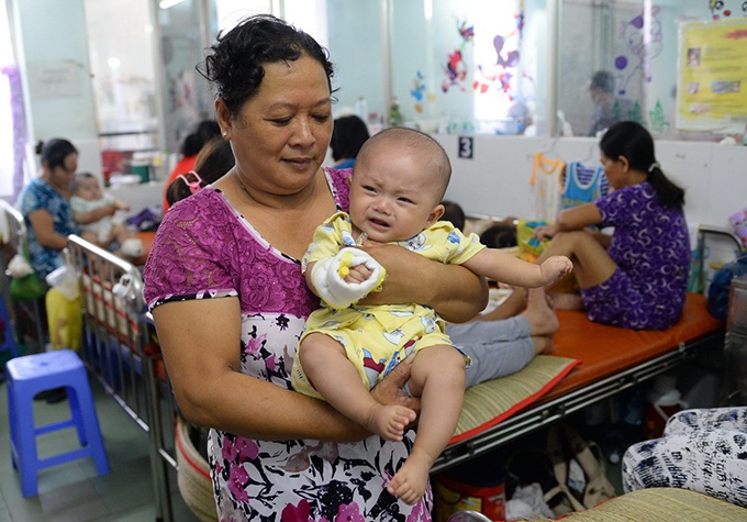 Do phòng bệnh quá tải cùng với thời tiết nóng khiến bệnh nhi thường xuyên khóc.