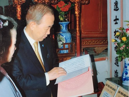 Tong thu ky LHQ tham nha tho ho Phan Huy hinh anh