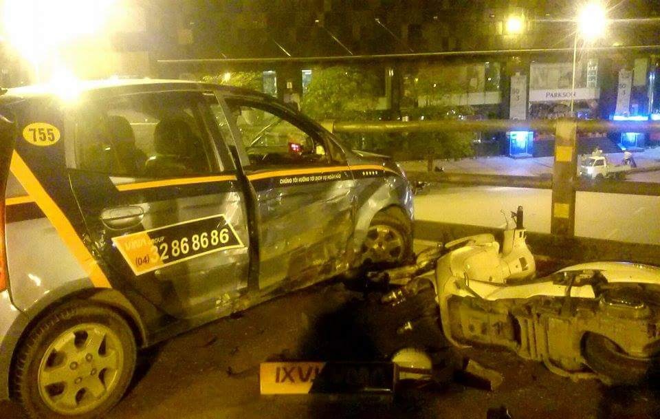 Nguoi nam la liet sau vu tong xe tren cau vuot hinh anh