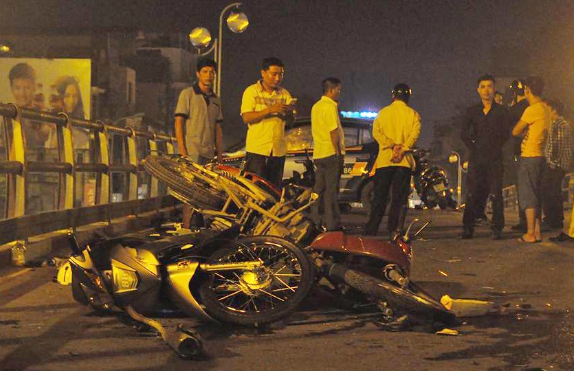 Tong hang loat xe may, tai xe taxi nhay cau tu tu hinh anh