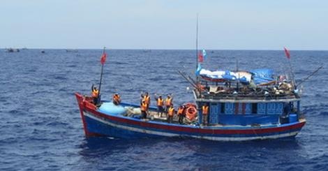7 ngu dan tren tau ca Thanh Hoa roi xuong bien mat tich hinh anh