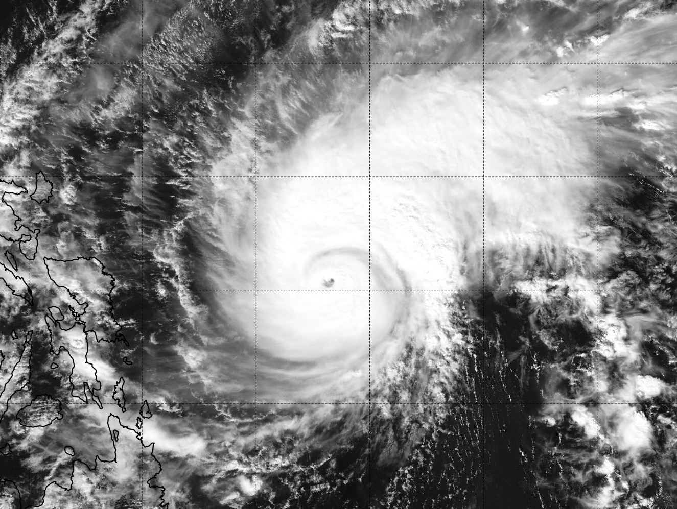 Con bao co suc gio 180 km/h huong vao Bien Dong hinh anh