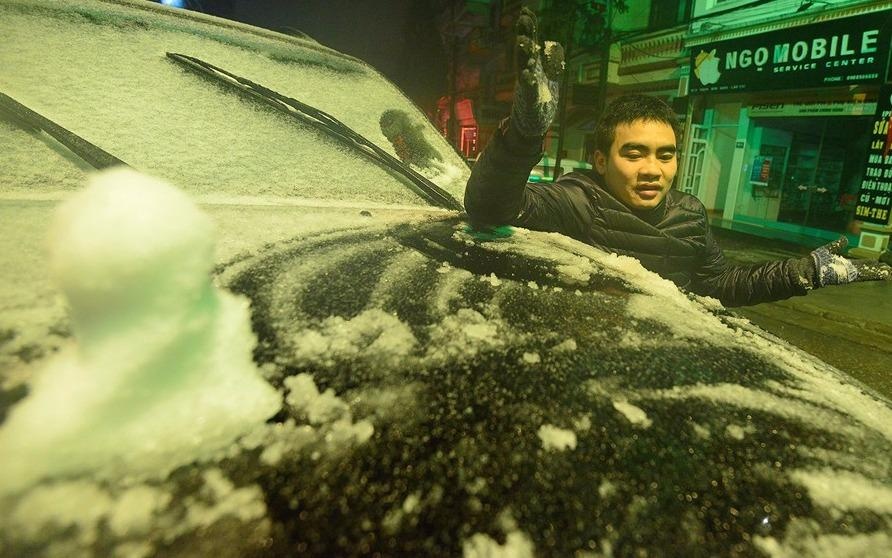 Du khach Sa Pa do ra duong ngam tuyet giua dem hinh anh