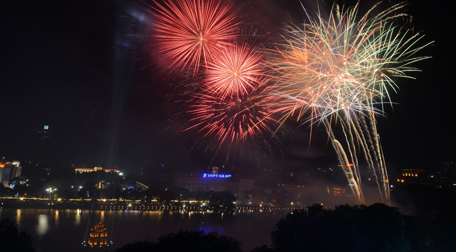 Phao hoa ruc sang chao nam moi Binh Than hinh anh