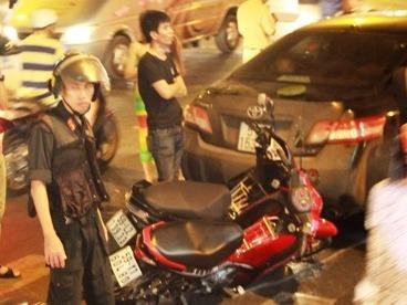 Xe Camry dam lien hoan giua giao lo Sai Gon hinh anh