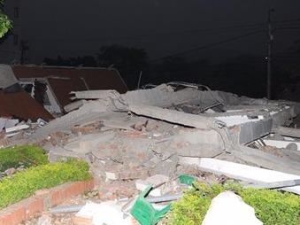 Sap nha 4 tang, 6 nguoi bi vui lap hinh anh