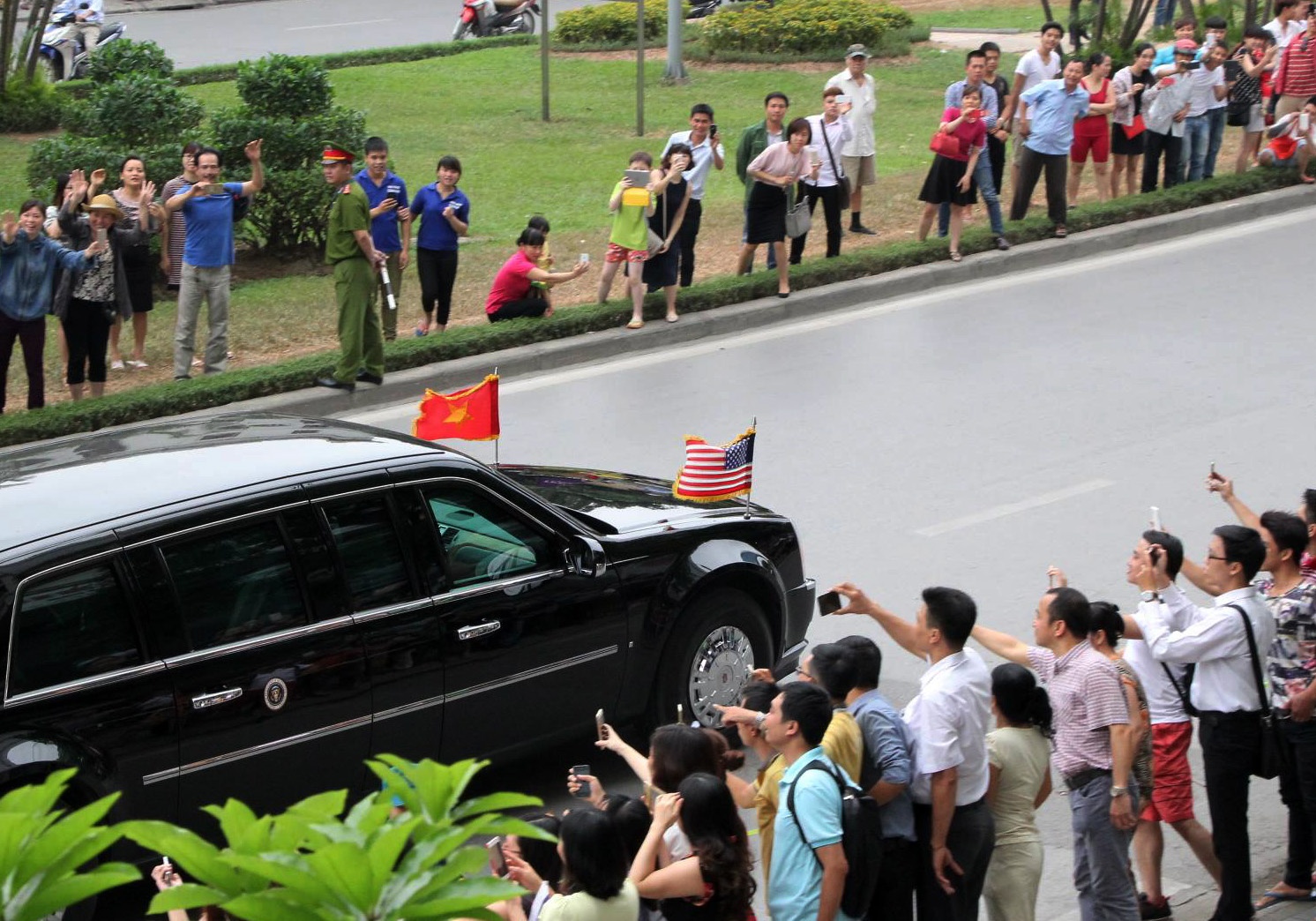 Nguoi Ha Noi chao don Tong thong Obama hinh anh