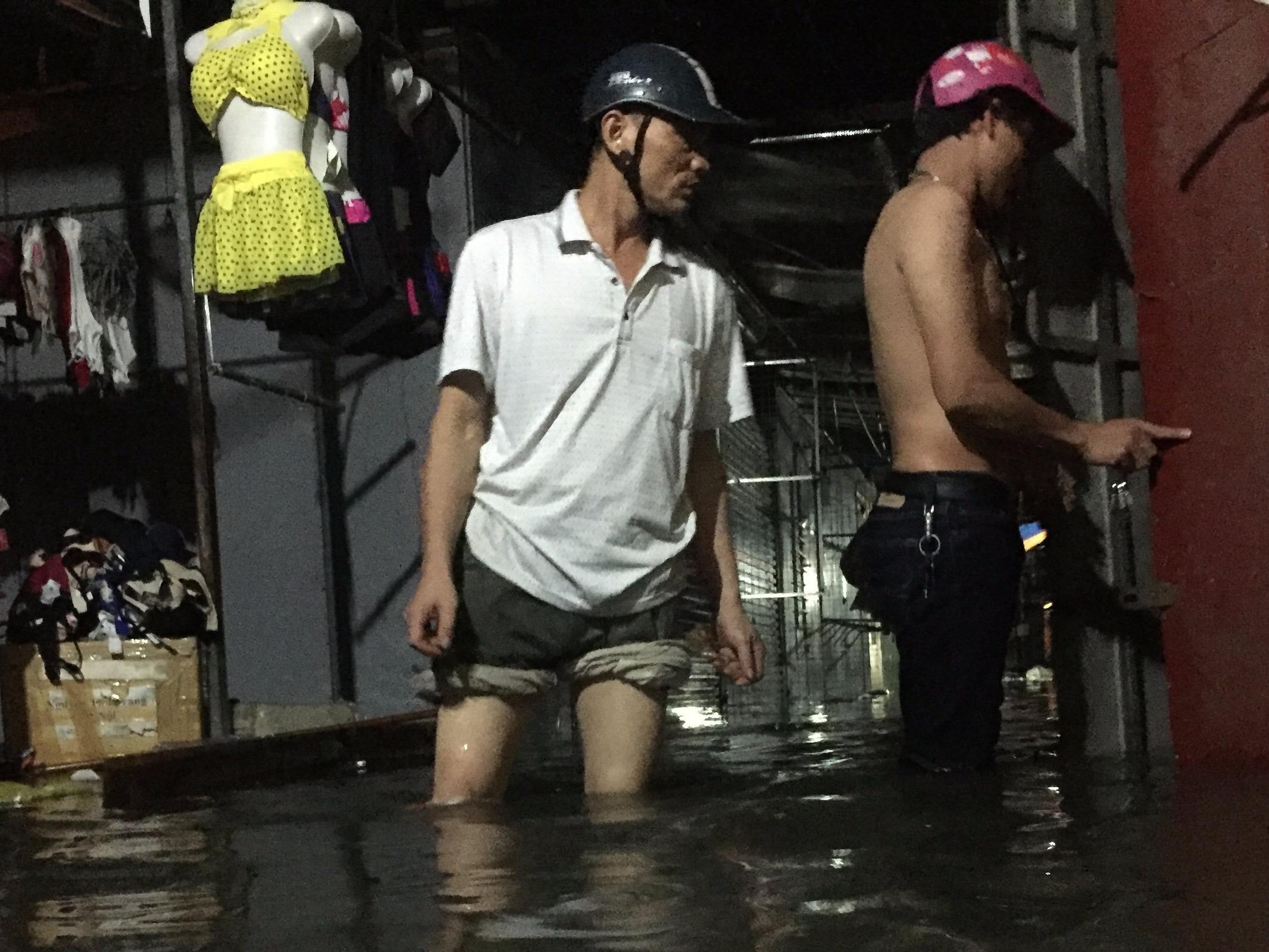 Canh chay lut trong tran mua lon nhat nam o Ha Noi hinh anh