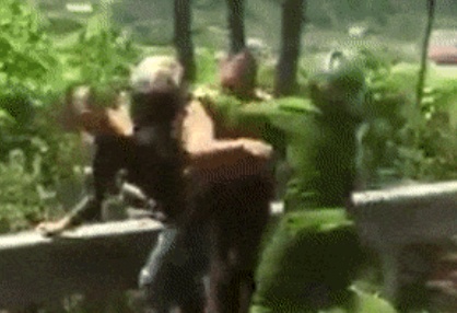 Canh sat danh 2 thanh nien vi pham giao thong hinh anh