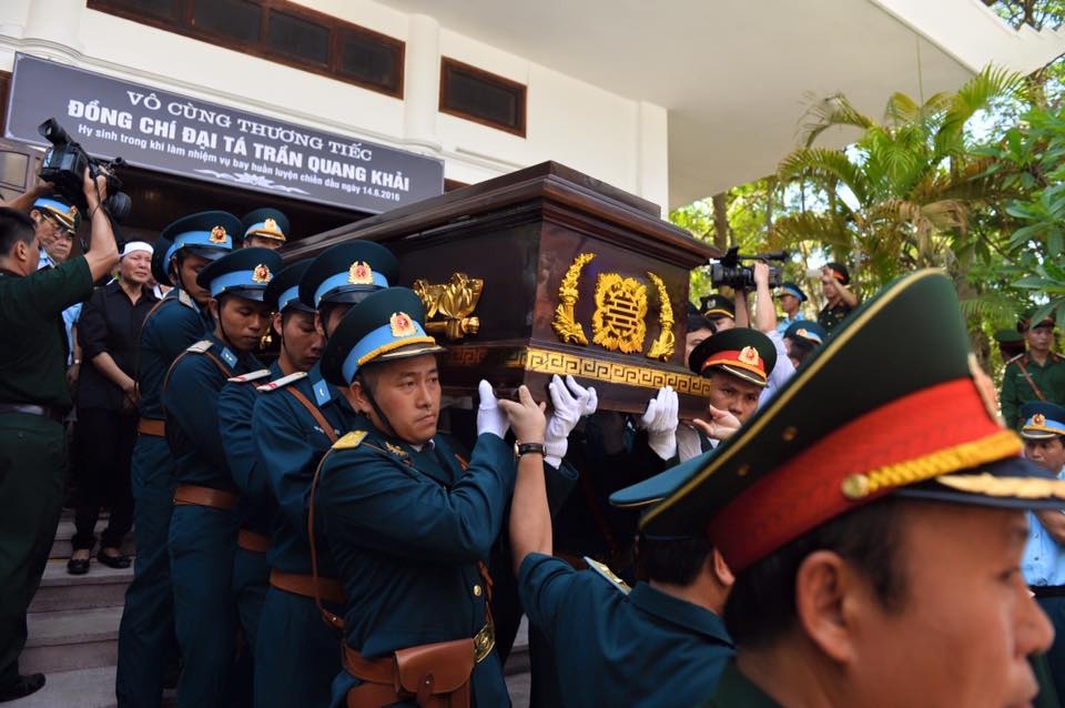 Phut tien dua phi cong Tran Quang Khai ve que nha hinh anh