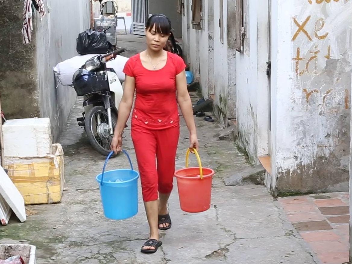 Day tu 2h sang de hung nuoc sach hinh anh