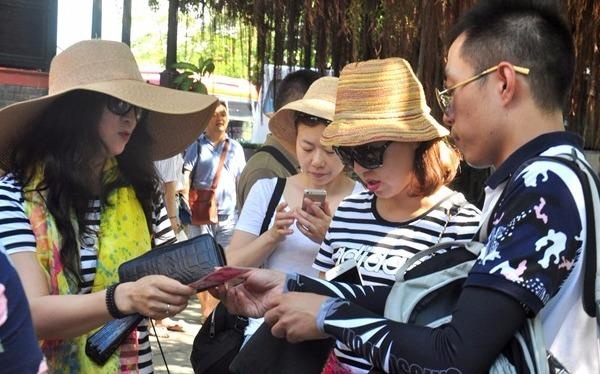 Du khach Trung Quoc kem van minh - ung xu the nao? hinh anh