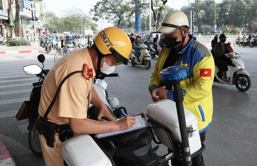 Bi phat vuot den do, tai xe noi 'nghi xe om cong nghe khong bi phat' hinh anh