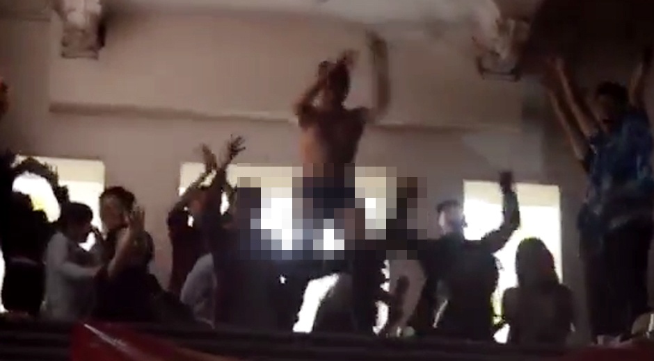 Nam thanh nien coi ao, hanh dong phan cam chao nam moi hinh anh