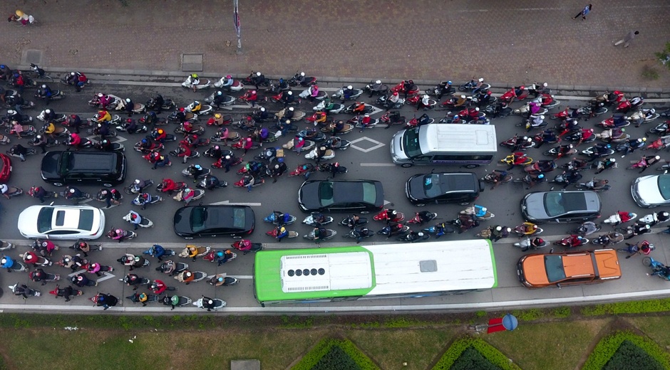 Buyt nhanh BRT bi bua vay sau ky nghi le hinh anh