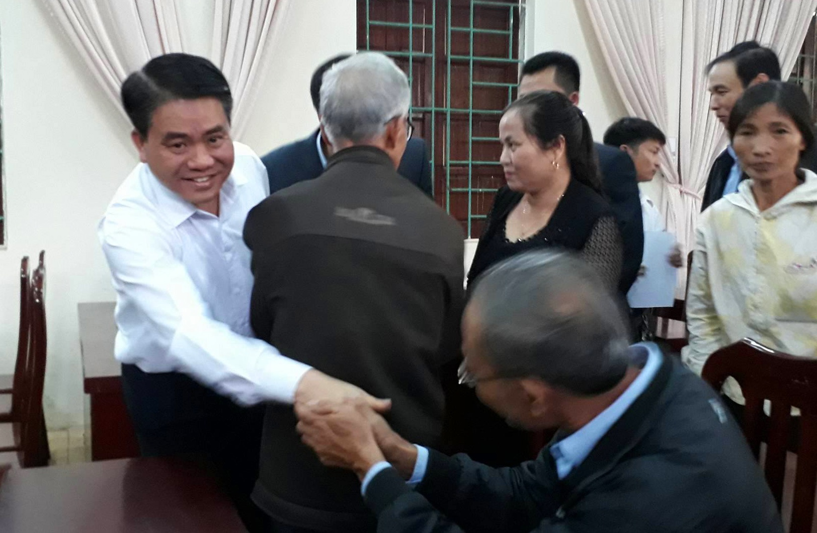 Ong Chung dan dau doan cong tac ve doi thoai voi nguoi dan Dong Tam hinh anh