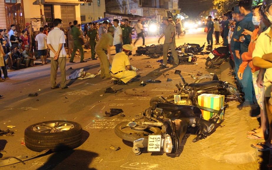 13 xe tong lien hoan o Sai Gon, 2 nguoi chet hinh anh