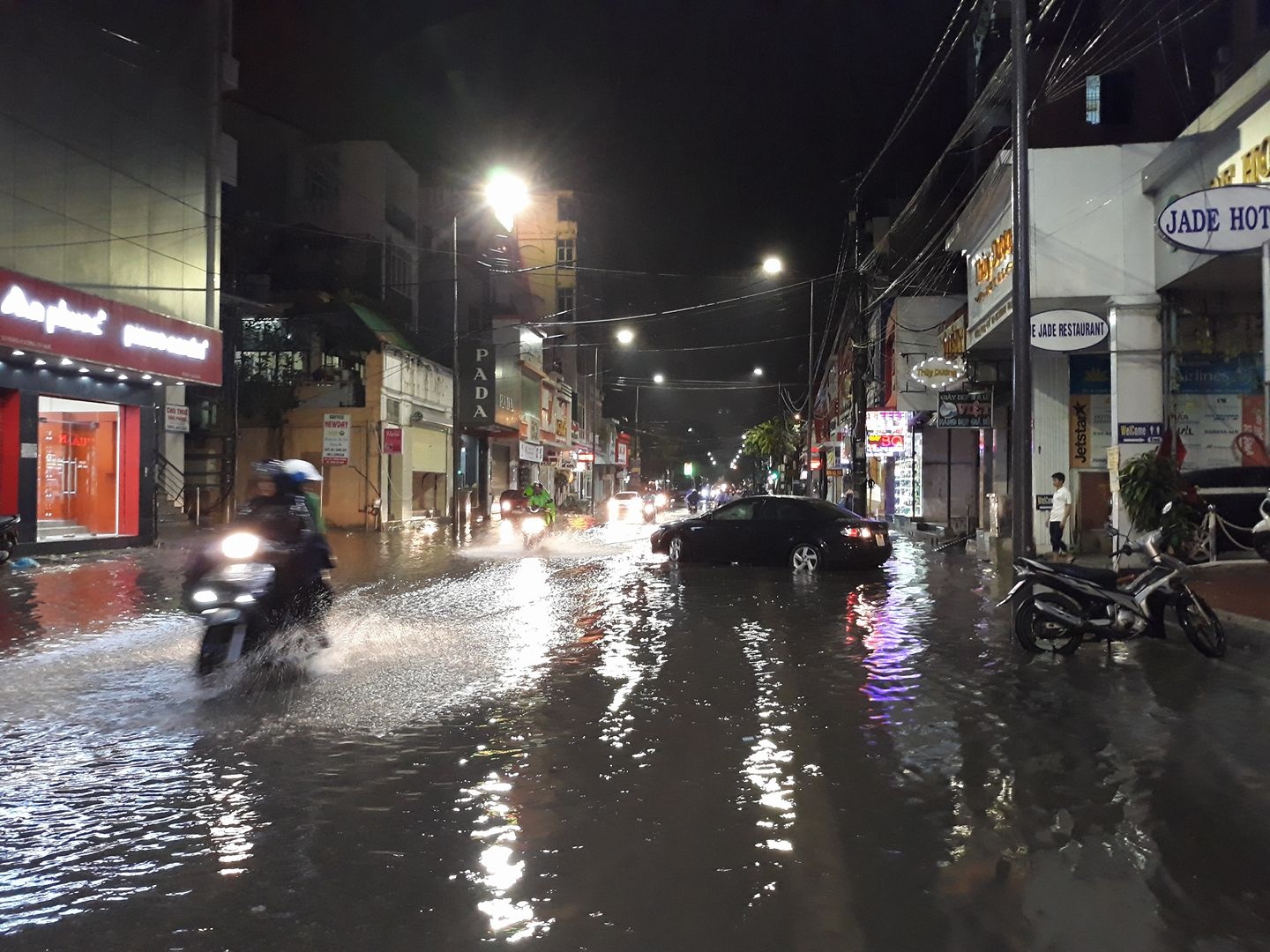 Du khach dao pho trong mua o Hue truoc khi bao so 10 do bo hinh anh