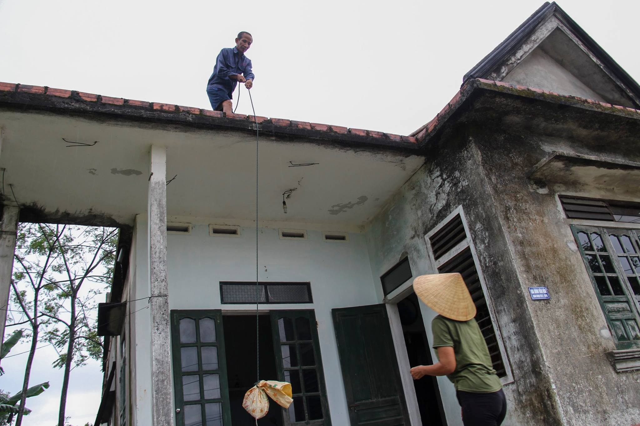 Nguoi dan chang chong nha cua don bao so 10 hinh anh