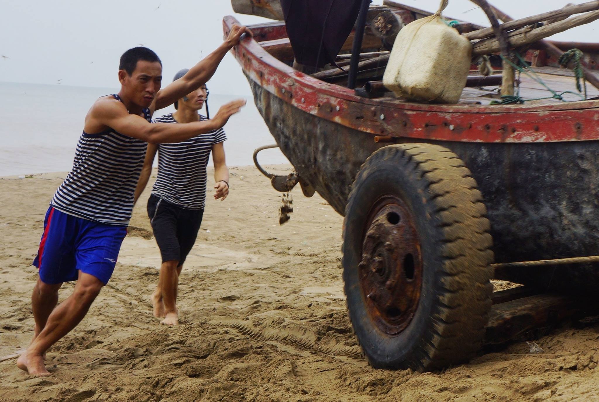 Nguoi mien Trung cang minh chong bao hinh anh