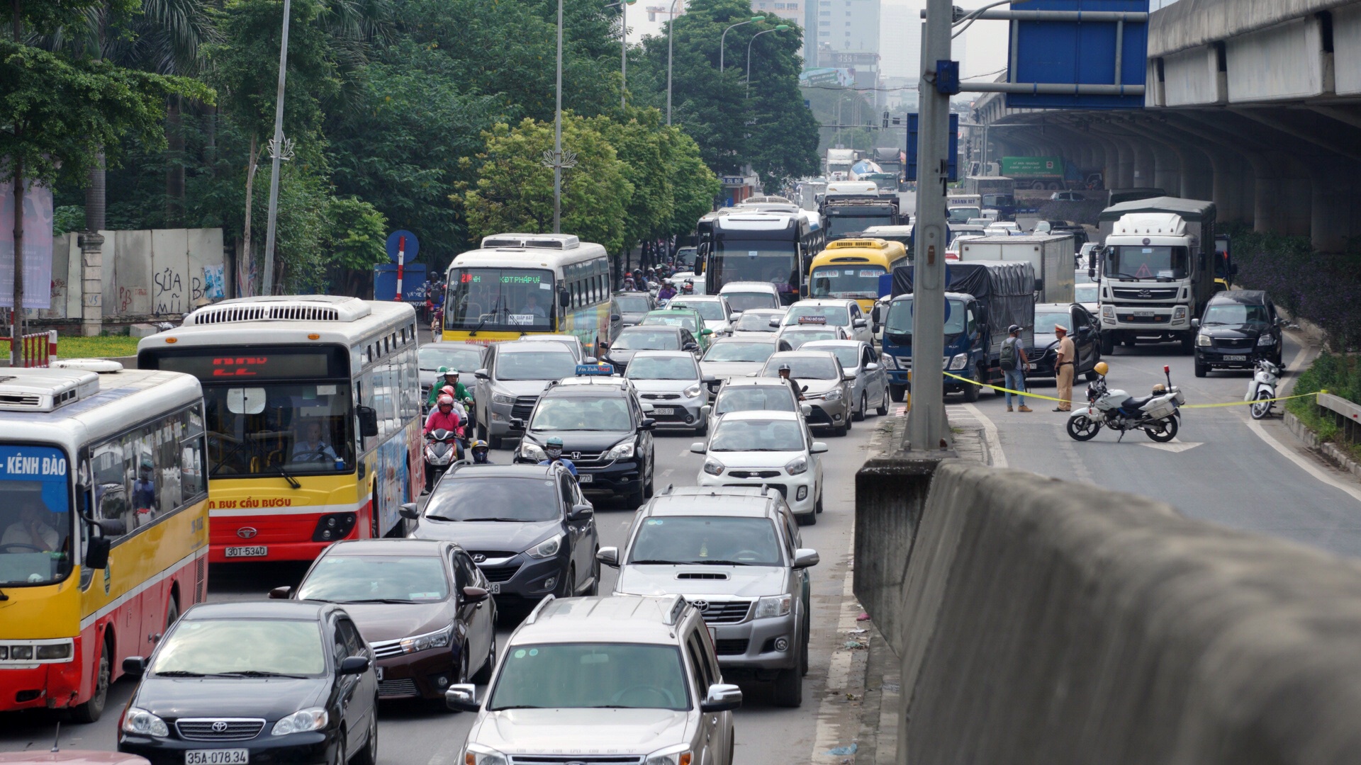 Xe tai xep hang un u vi tai nan o duong tren cao hinh anh