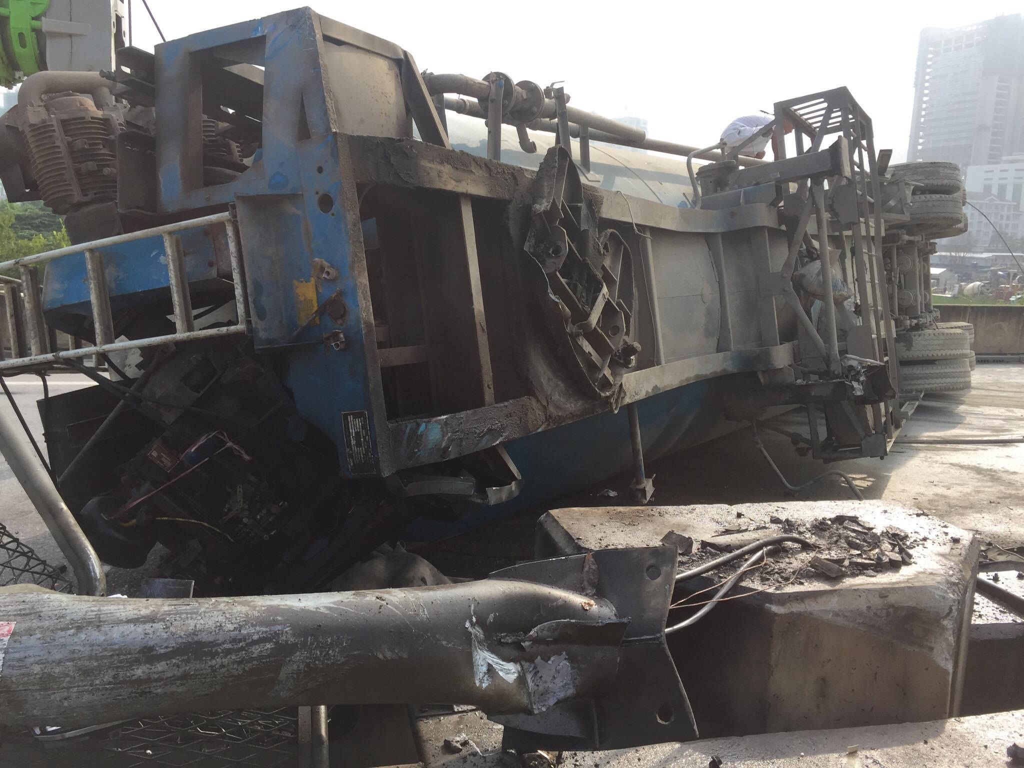 Hien truong tai nan xe bon lam te liet duong tren cao vanh dai 3 hinh anh