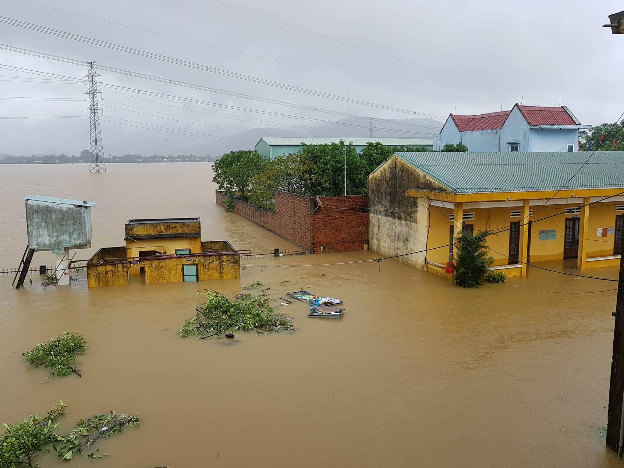 Lu o Hue co the dat muc lich su nam 1999, giao thong chia cat hinh anh