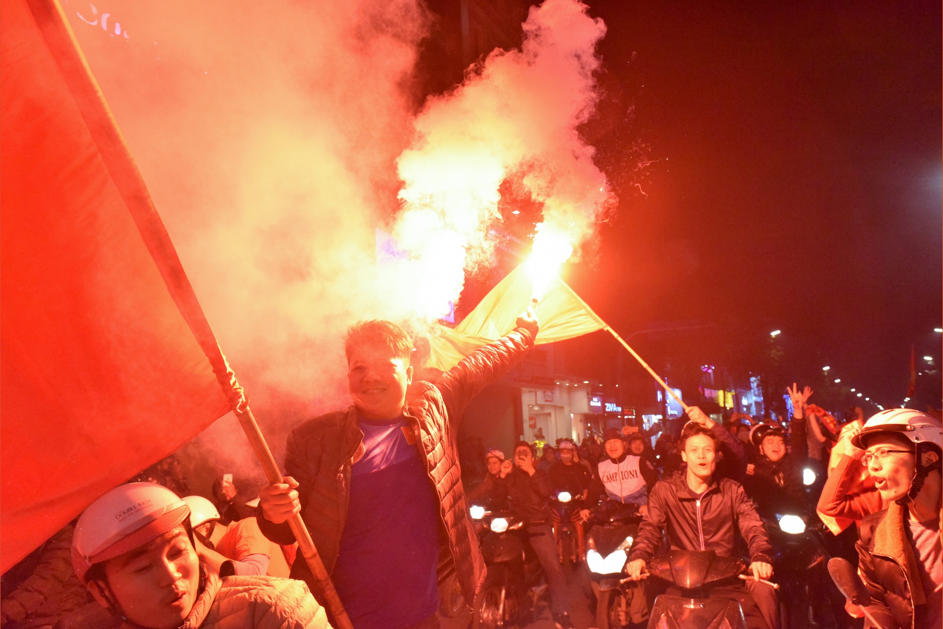 Bien nguoi ra duong mung chien thang lich su cua U23 Viet Nam hinh anh