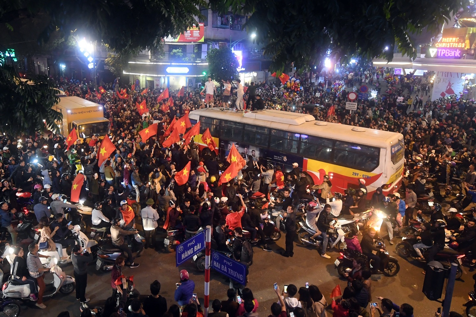 Cổ động viên ăn mừng ảnh 1 Co dong vien an mung anh 1