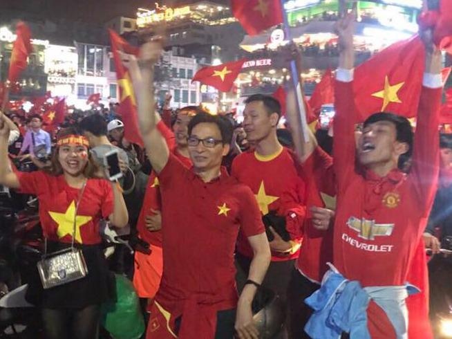 Pho thu tuong Vu Duc Dam xuong duong mung chien thang cua U23 Viet Nam hinh anh