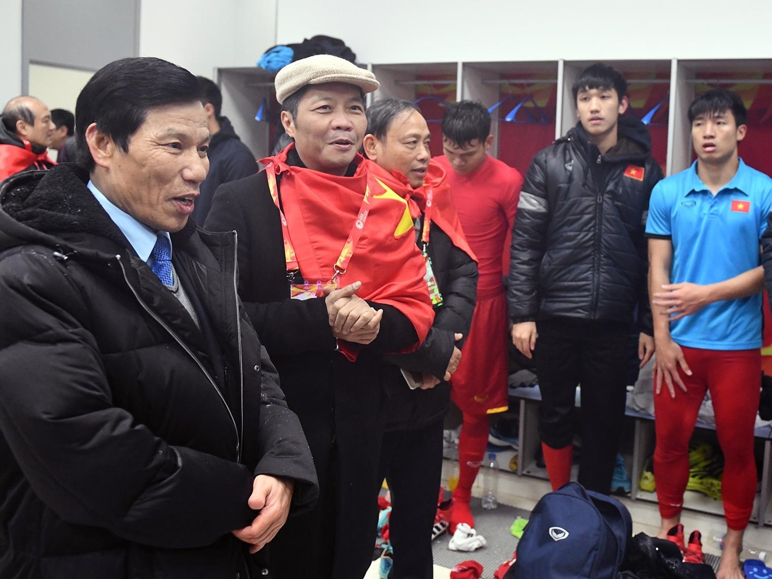 2 bo truong cam on va chuc mung toan doi U23 ngay trong phong thay do hinh anh