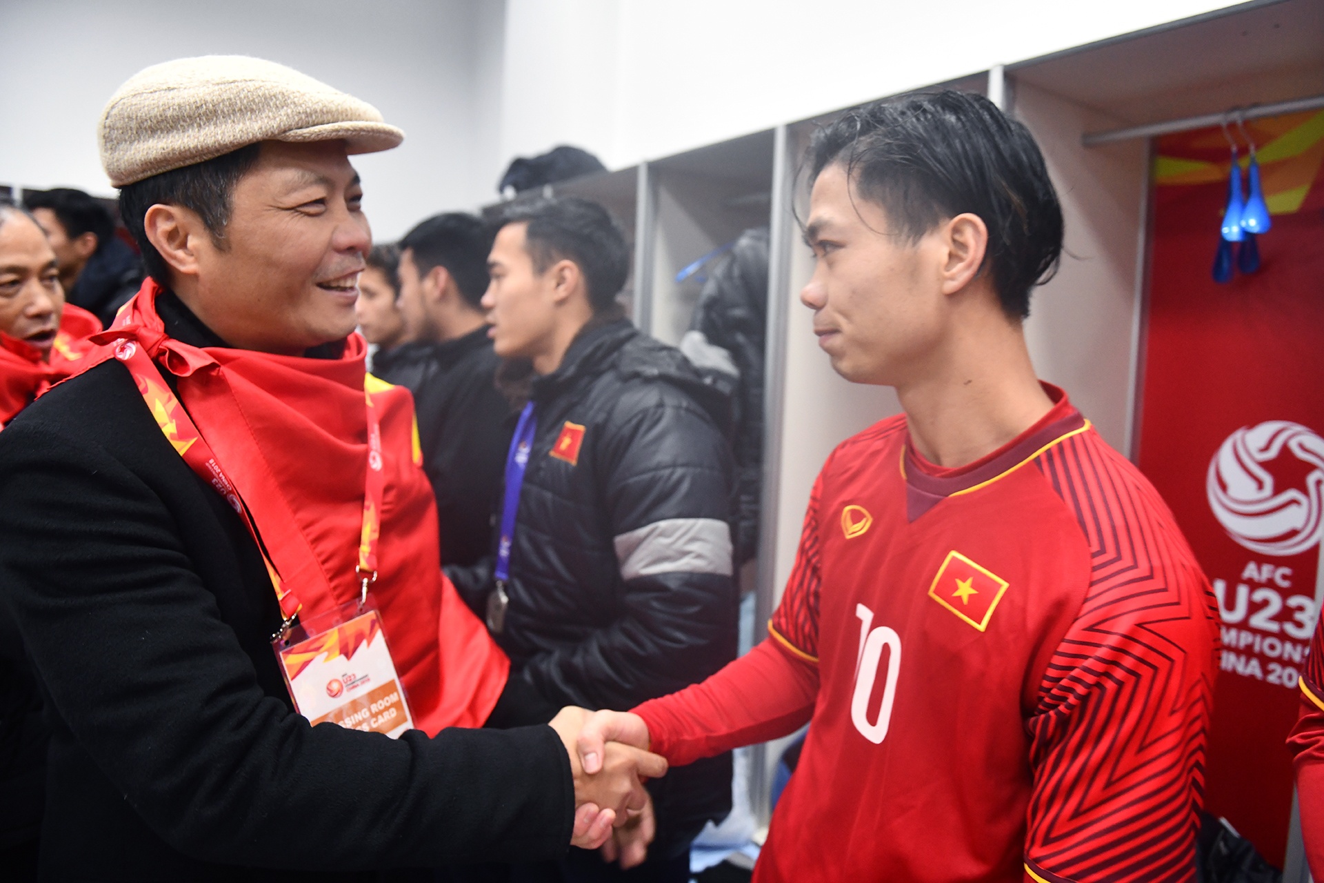 Hai bo truong dong vien toan doi U23 Viet Nam trong phong thay do hinh anh