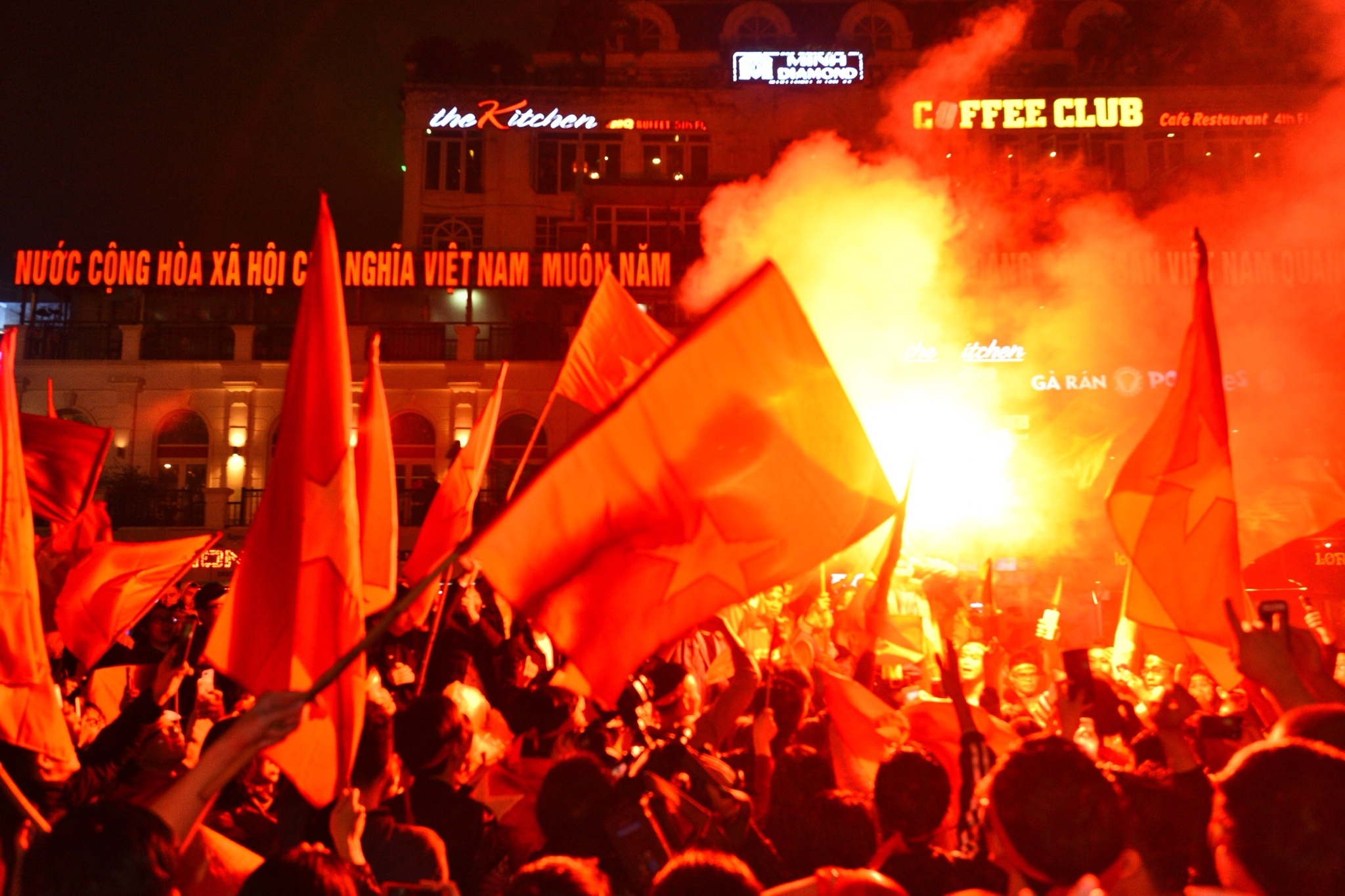 Nguoi dan xuong duong mung ngoi A quan cua U23 Viet Nam hinh anh