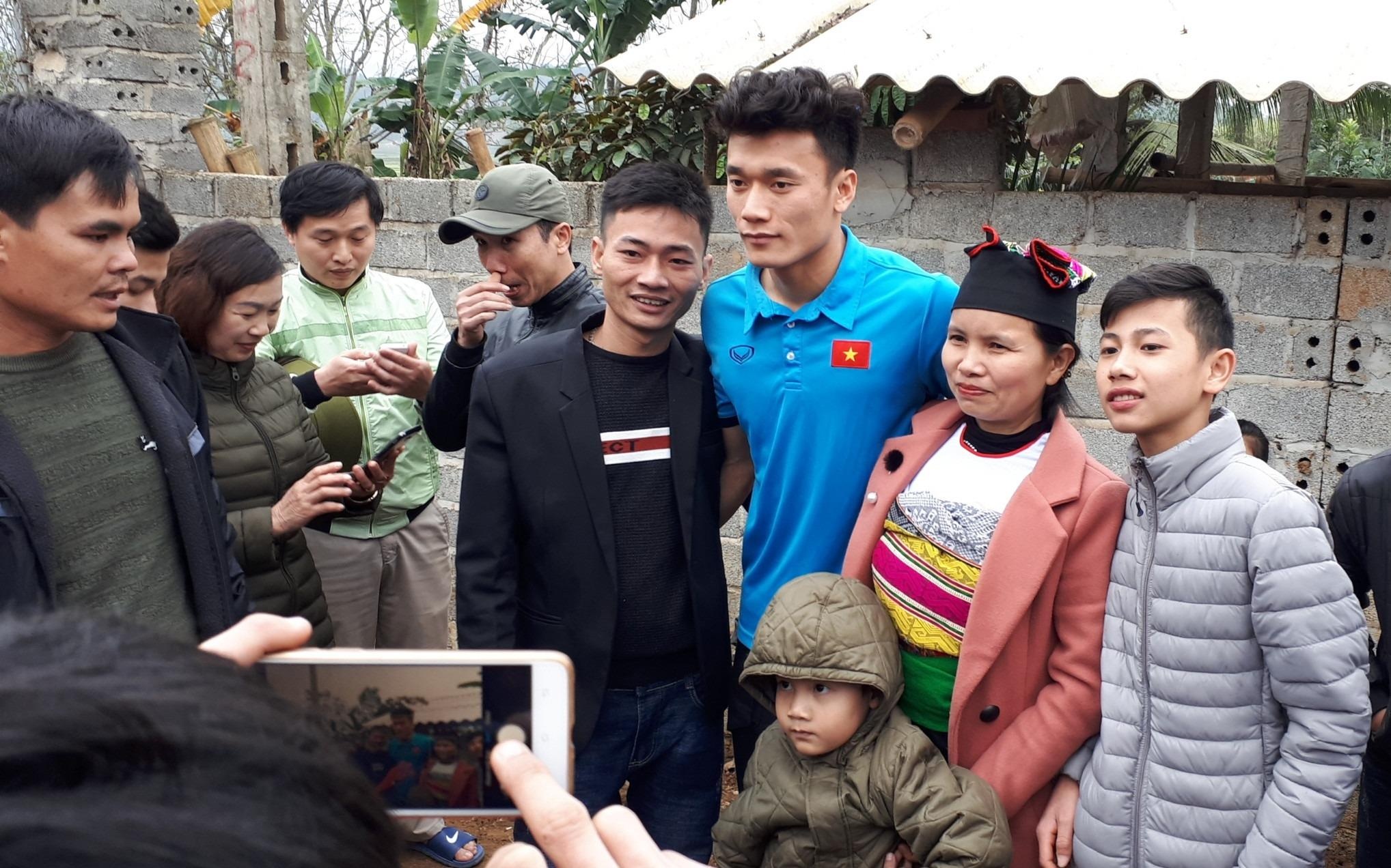 Khong khi phan khich khi anh em thu mon Tien Dung ve que hinh anh